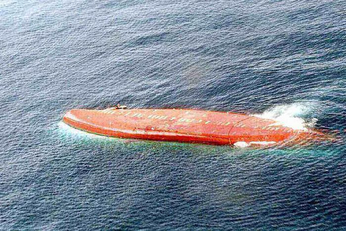 Joola-Photo-aerienne-du-Joola-apres-son-naufrage