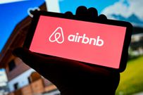 Logo Airbnb affiché sur un smartphone (Mateusz Slodkowski/SOPA Images/LightRocket via Getty Images).