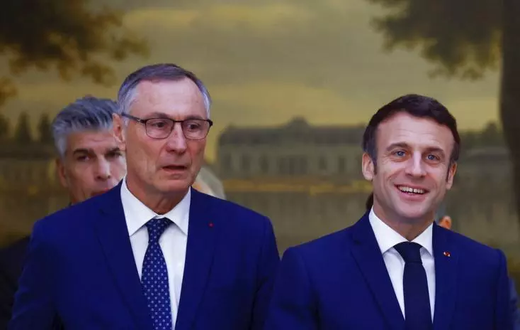 Emmanuel Macron Jean-Marie Bockel, le 19 mars 2022 lors des célébrations du 60e anniversaire de la fin de la guerre d'Algérie. Gonzalo Fuentes/Pool via AP