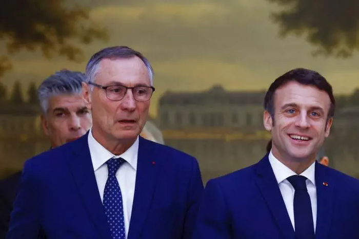 Emmanuel Macron Jean-Marie Bockel, le 19 mars 2022 lors des célébrations du 60e anniversaire de la fin de la guerre d'Algérie. Gonzalo Fuentes/Pool via AP