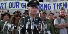 Forrest Gump a participé à de nombreux événements historiques dans le film, des manifestations contre la guerre du Viêt Nam au mémorial de Lincoln à l'appel d'un pourboire à l'hôtel Watergate.