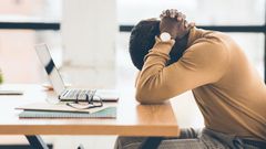 Nous détestons travailler le lundi matin.