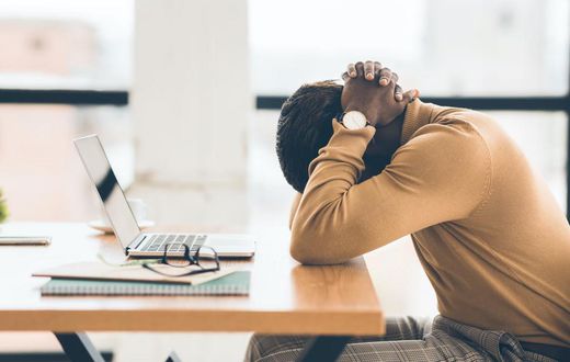 Nous détestons travailler le lundi matin.