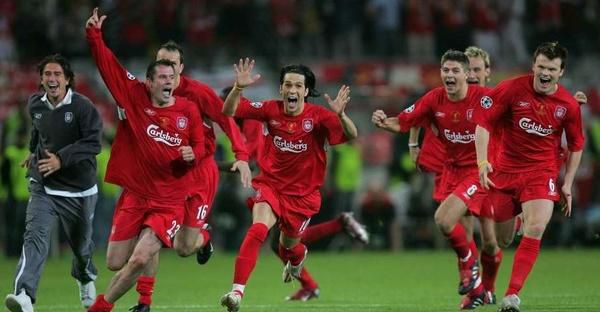 luis-garcia--steven-gerrard-et-les-autres-joueurs-du-liverpool-celebrent-la-victoire-en-ligue-des-champions