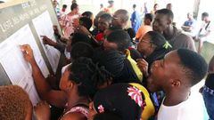 Des-candidats-qui-consultent-leurs-résultats-sur-un-barbillard