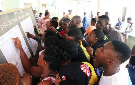 Des-candidats-qui-consultent-leurs-résultats-sur-un-barbillard