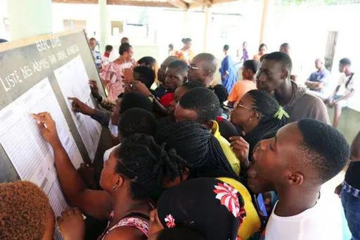 Des-candidats-qui-consultent-leurs-résultats-sur-un-barbillard