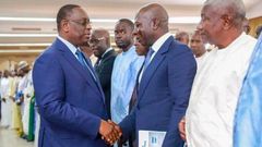 Le président Macky Sall saluant Baidy Agne le président du CNP le patronat sénégalais Crédits DR