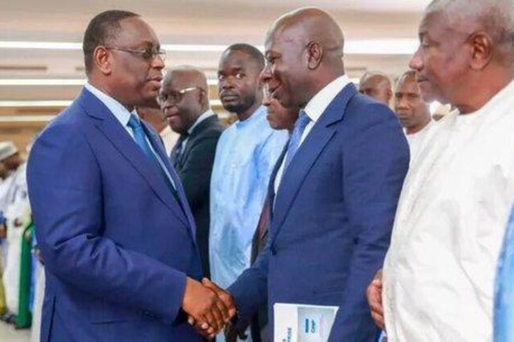 Le président Macky Sall saluant Baidy Agne le président du CNP le patronat sénégalais Crédits DR