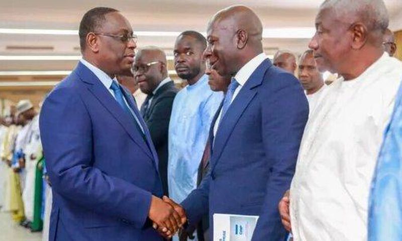 Le président Macky Sall saluant Baidy Agne le président du CNP le patronat sénégalais Crédits DR