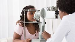 Une patiente et un ophtalmologue / Illustration