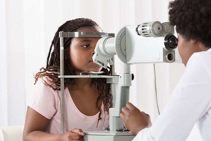 Une patiente et un ophtalmologue / Illustration