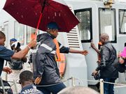 Antoine Diome sur les lieux du naufrage à Ouakam