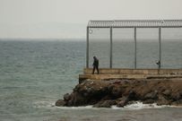 Un policier espagnol patrouille près de la clôture frontalière de la plage de Tarajal, le 20 mai 2021 Crédit  Reuters