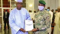 Le Colonel Assimi Goita recevant le projet de Constitution du Mali