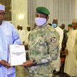 Le Colonel Assimi Goita recevant le projet de Constitution du Mali