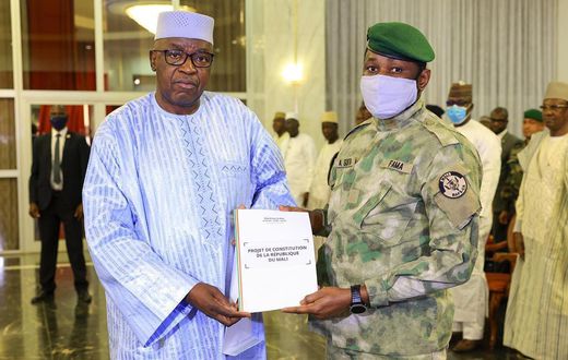 Le Colonel Assimi Goita recevant le projet de Constitution du Mali