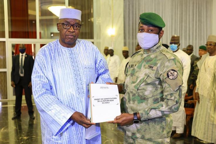 Le Colonel Assimi Goita recevant le projet de Constitution du Mali