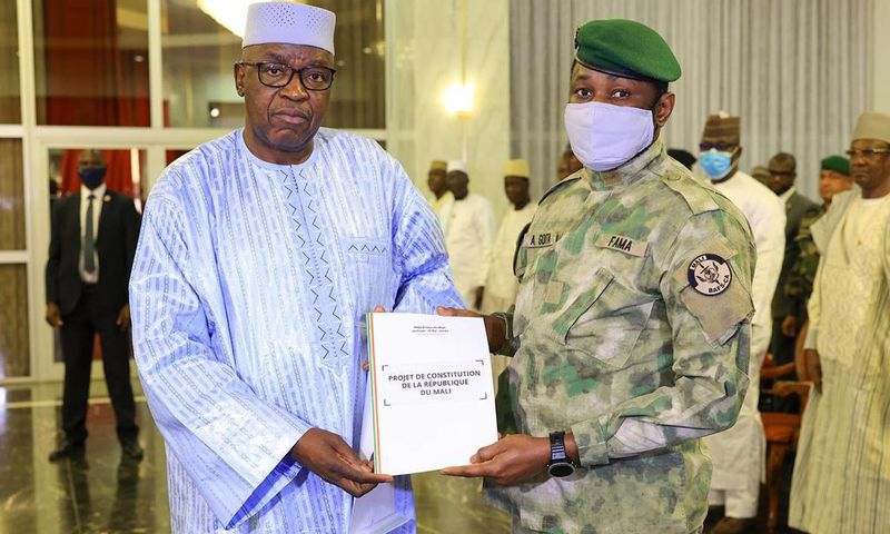 Le Colonel Assimi Goita recevant le projet de Constitution du Mali