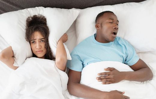 Le phénomène de la somniloquie, également désigné sous le vocable de « parler en dormant », manifeste une parasomnie qui se déploie au cours du sommeil.