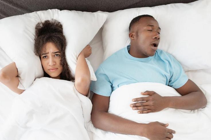 Le phénomène de la somniloquie, également désigné sous le vocable de « parler en dormant », manifeste une parasomnie qui se déploie au cours du sommeil.