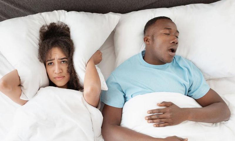 Le phénomène de la somniloquie, également désigné sous le vocable de « parler en dormant », manifeste une parasomnie qui se déploie au cours du sommeil.