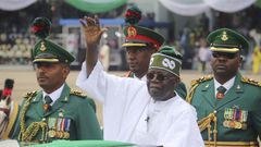 Bola Tinubu qui prete serment