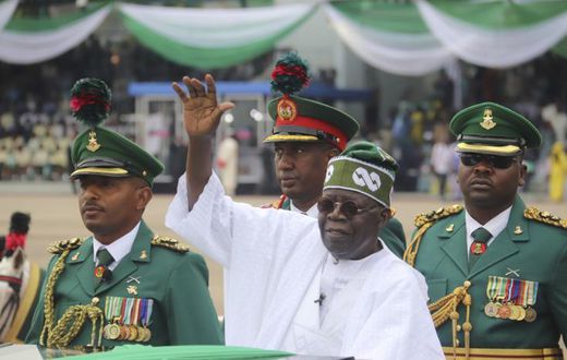 Bola Tinubu qui prete serment
