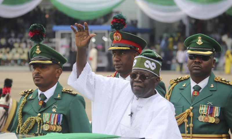 Bola Tinubu qui prete serment