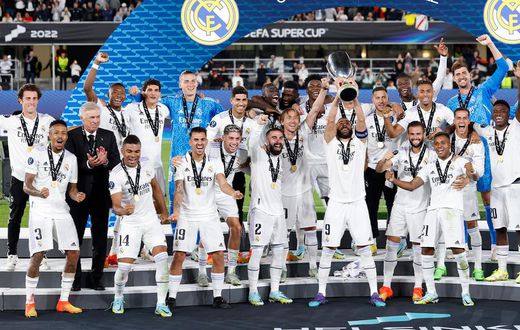 Les joueurs du Réal jubilent après le trophée