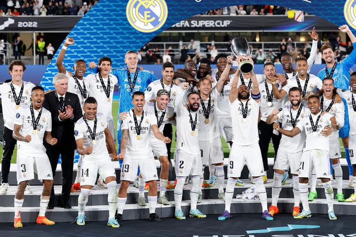 Les joueurs du Réal jubilent après le trophée