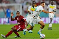 Iliman Ndiaye et le milieu de terrain du Qatar #23 Assim Madibo se battent pour le ballon lors du match de football du groupe A de la Coupe du monde Qatar 2022 entre le Qatar et le Sénégal au stade Al-Thumama de Doha le 25 novembre 2022. (Photo par Odd ANDERSEN / AFP)