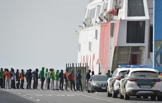 Des-migrants-arrivés-aux-Iles-Canariees