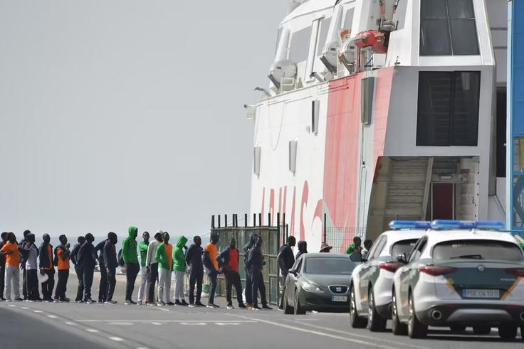 Des-migrants-arrivés-aux-Iles-Canariees