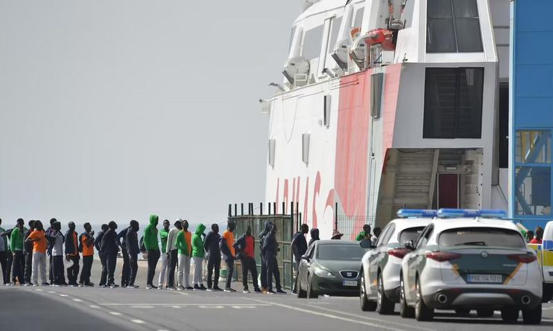 Des-migrants-arrivés-aux-Iles-Canariees
