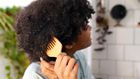 Jeune africaine prenant-soin-cheveux-afro