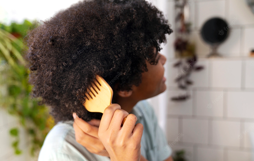 Jeune africaine prenant-soin-cheveux-afro