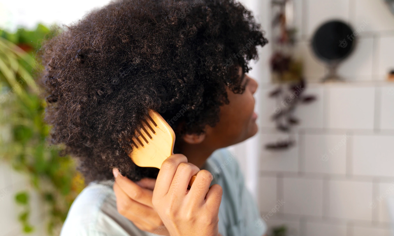 Jeune africaine prenant-soin-cheveux-afro