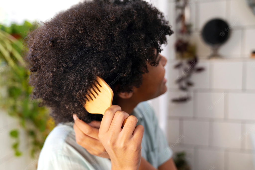 Jeune africaine prenant-soin-cheveux-afro