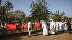 Des personnes assistent à la cérémonie de réinhumation du leader révolutionnaire du Burkina Faso, Thomas Sankara, et de ses douze compagnons à Ouagadougou