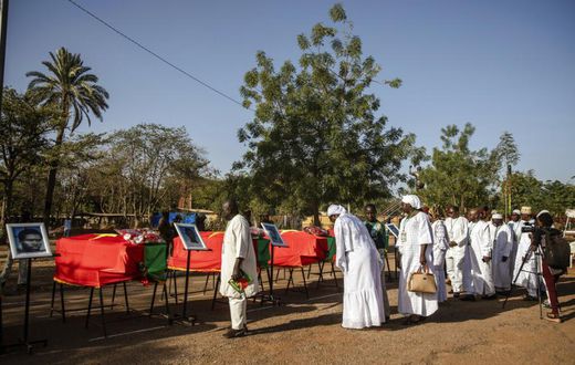 Des personnes assistent à la cérémonie de réinhumation du leader révolutionnaire du Burkina Faso, Thomas Sankara, et de ses douze compagnons à Ouagadougou