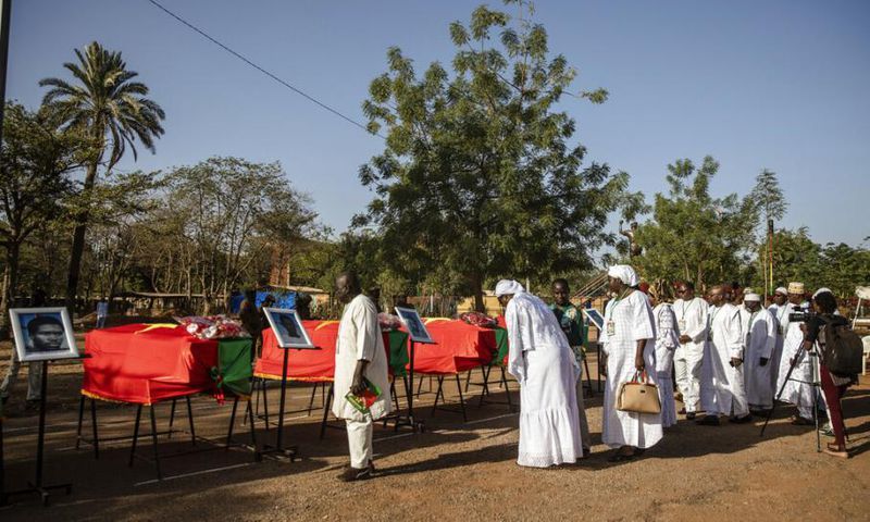 Des personnes assistent à la cérémonie de réinhumation du leader révolutionnaire du Burkina Faso, Thomas Sankara, et de ses douze compagnons à Ouagadougou