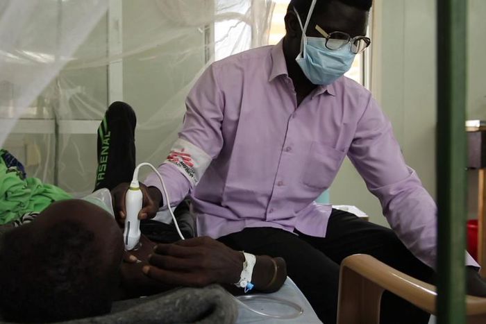 Un patient se fait ausculter pas un médecin (image d'illustration)