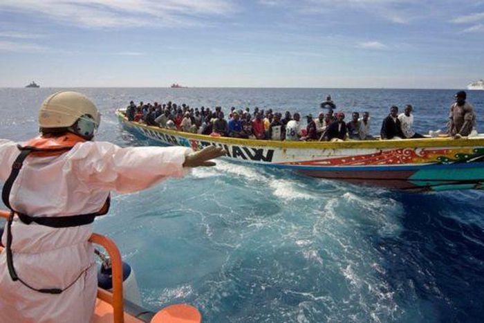 Une pirogue transportant des migrants (image d'illustration)