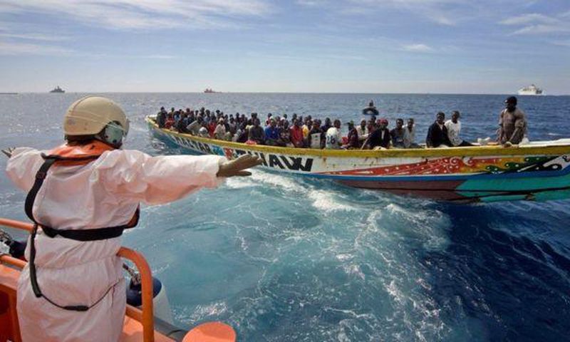 Une pirogue transportant des migrants (image d'illustration)