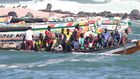 Une pirogue avec des pêcheurs de Yoff