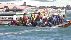 Une pirogue avec des pêcheurs de Yoff