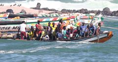 Une pirogue avec des pêcheurs de Yoff