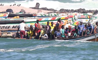 Une pirogue avec des pêcheurs de Yoff