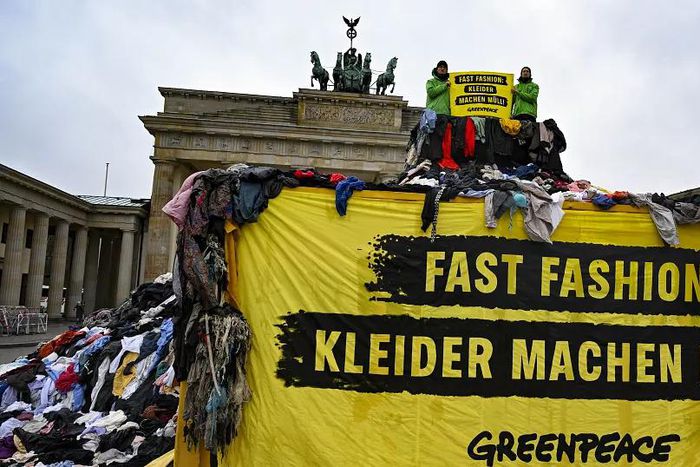 Greenpeace manifeste contre la pollution et l’écoblanchiment de l’industrie de la mode